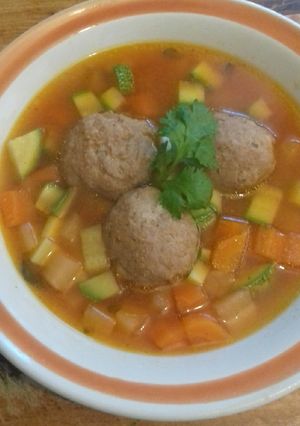 Una foto de Sopa de verdura con albóndigas