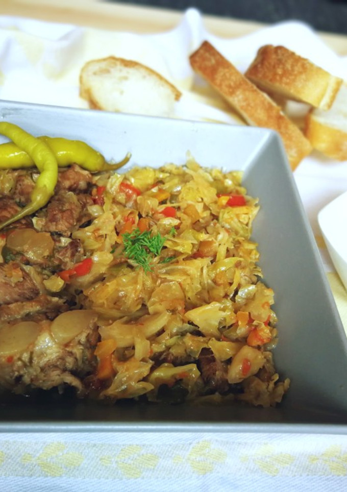 Una foto de Guiso griego de col blanco y costillas de cerdo