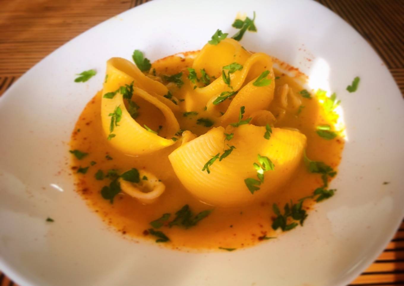 Lumaconi en salsa de mejillón y calamar