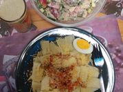 Una foto de ensalada de espinaca y fresas