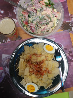 Una foto de Macarrones napolitano con ensalada de espinaca fresa y queso