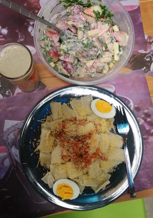 Una foto de Macarrones napolitano con ensalada de espinaca fresa y queso
