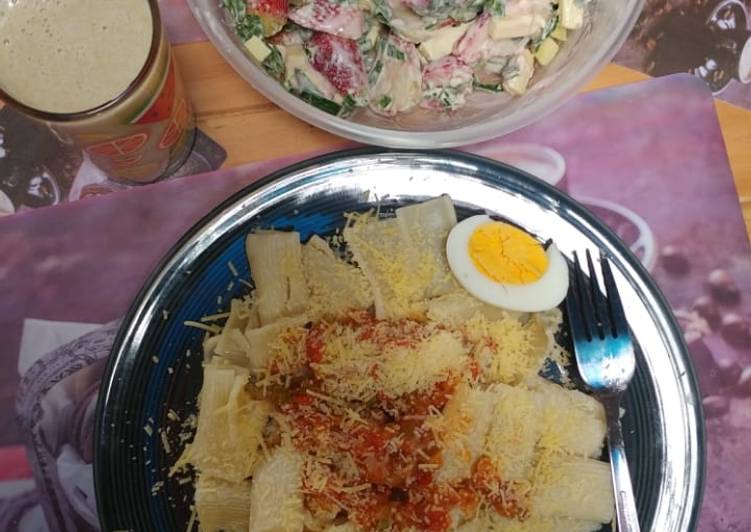 Macarrones napolitano con ensalada de espinaca fresa y queso