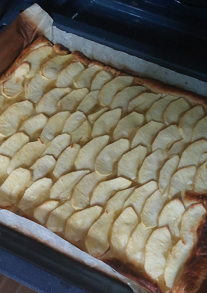 Una foto de Receta sencillísima de tarta de manzana con hojaldre