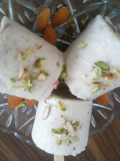 માવા બદામ કુલ્ફી (Mawa Badam kulfi recipe in gujarati) રેસીપી મુખ્ય ફોટો