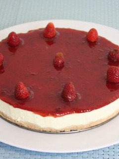 Una foto de Tarta de queso con cobertura de fresa sin gluten