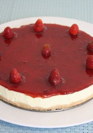 Una foto de Tarta de queso con cobertura de fresa sin gluten