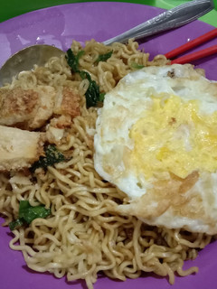 Foto resep "Indomie goreng spesial pake telor mata sapi dan krupuk kulit"😘