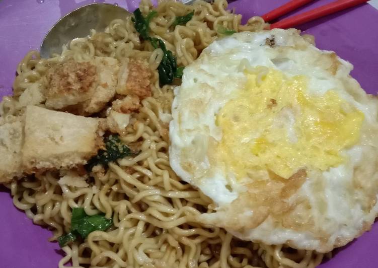 "Indomie goreng spesial pake telor mata sapi dan krupuk kulit"π