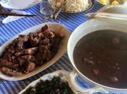 Una foto de feijoada con carne vacuna