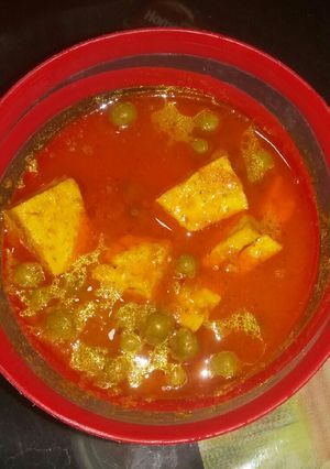 A picture of Matar Paneer.