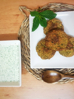 Una foto de Falafel de garbanzos con salsa de yogur