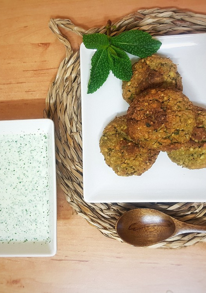 Una foto de Falafel de garbanzos con salsa de yogur