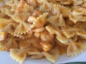 Una foto di pasta con gamberoni e vino