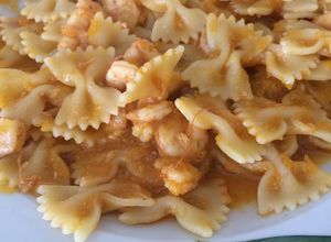 Foto di Farfalle tonno e gamberetti