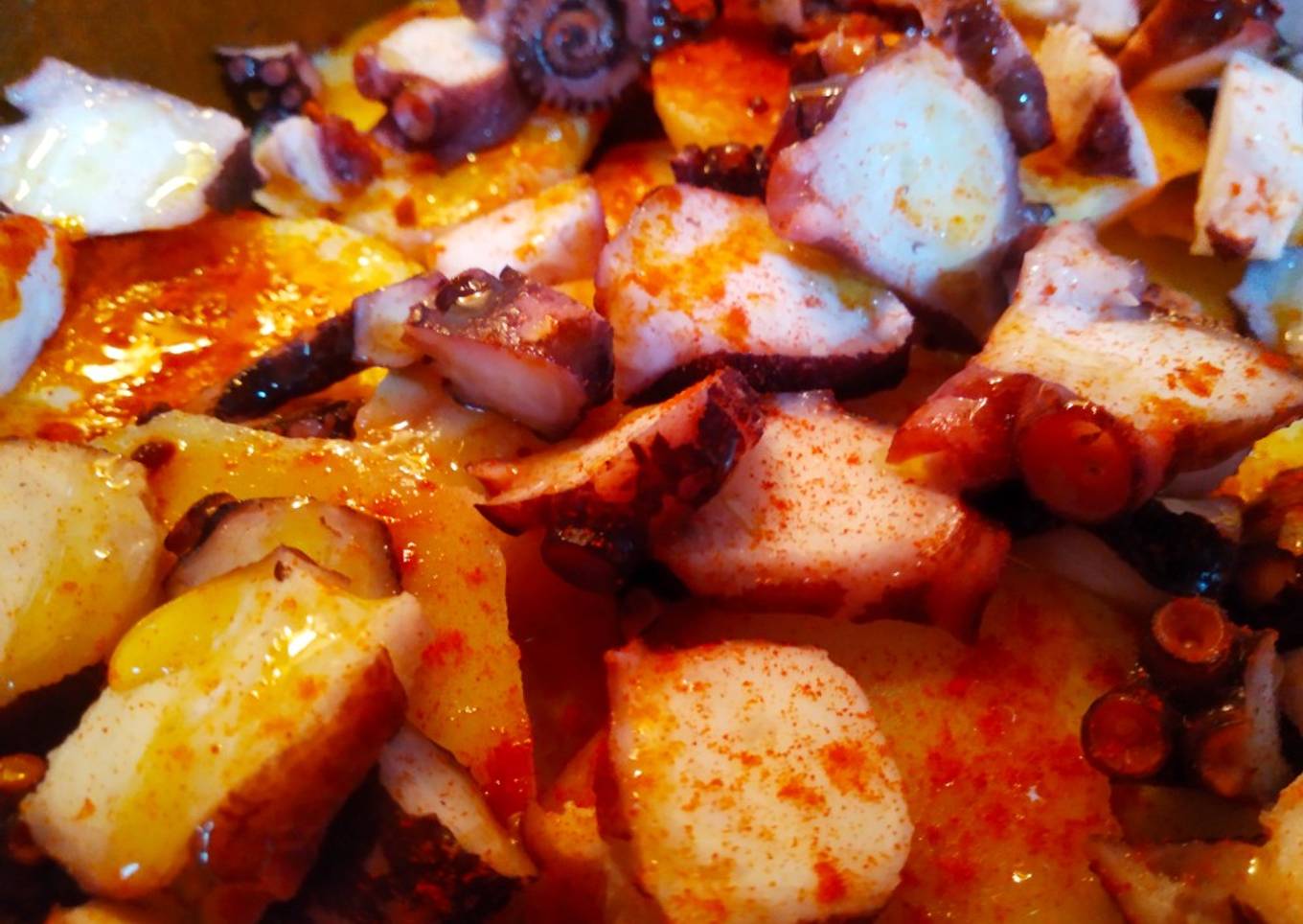 Pulpo "a feira con cachelos" (pulpo de feria con patatas)