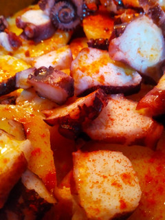 Una foto de Pulpo "a feira con cachelos" (pulpo de feria con patatas)