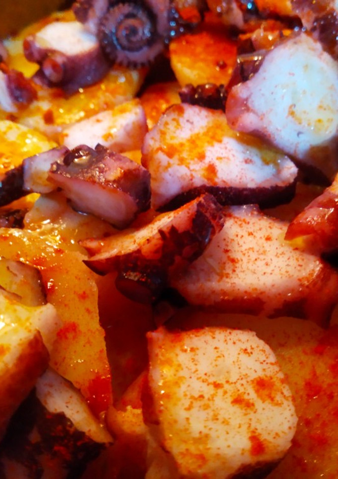 Una foto de Pulpo "a feira con cachelos" (pulpo de feria con patatas)