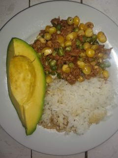 Una foto de Atún con verdura en leche