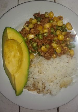Una foto de Atún con verdura en leche