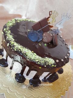 عکسی از دستور کیک تولد با تزیین شکلاتی و سس شکلاتی 🎂