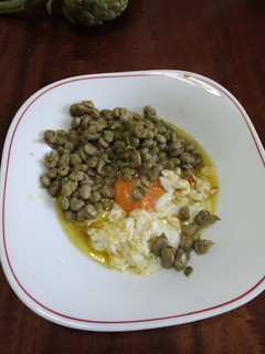 Una foto de Habitas con cebolleta y huevo