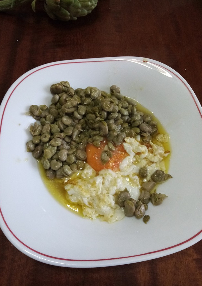 Una foto de Habitas con cebolleta y huevo
