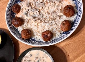 Une photo de Riz et boulettes de viande à la crème champignons