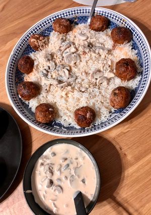 Une photo de Riz et boulettes de viande à la crème champignons