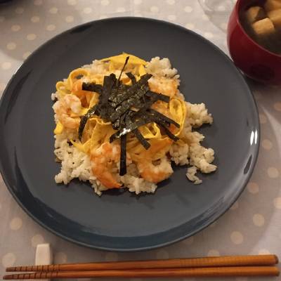 Ricetta Chirashi sushi con frittata e gamberi (con le cose che ho trovato  in frigo) di irharuka - Cookpad