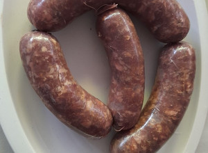 Una foto de Chorizo argentino y choripan al estilo Ulises