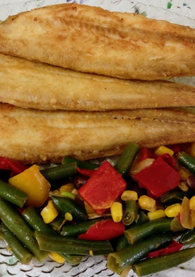 Una foto de Acedías fritas y salteado mejicano