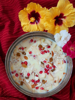 કસ્ટર્ડ ફ્રૂટ (Custard Fruit Recipe In Gujarati) રેસીપી મુખ્ય ફોટો