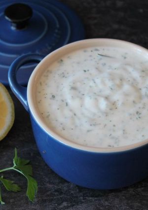 Una foto de Salsa de yogur sin lactosa | para kebabs, ensaladas o dipear