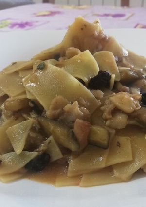 Foto di Lasagne Spezzettate con Melanzane, Pomodori, Olive Nere Capperi e Merluzzo