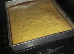 Una foto de Torta casera, cubierta de arequipe