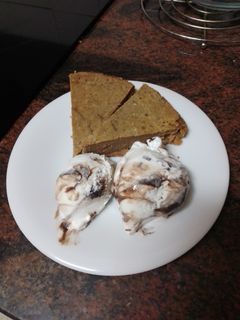 Una foto de Bizcocho de zanahoria, lima y cacao con helado