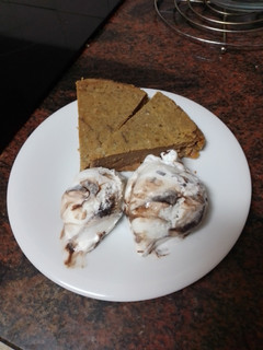 Una foto de Bizcocho de zanahoria, lima y cacao con helado