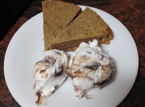 Una foto de Bizcocho de zanahoria, lima y cacao con helado
