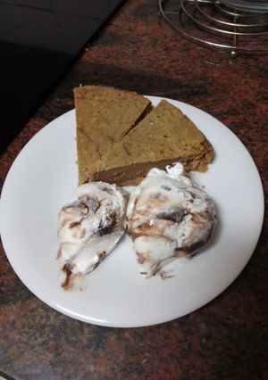 Una foto de Bizcocho de zanahoria, lima y cacao con helado