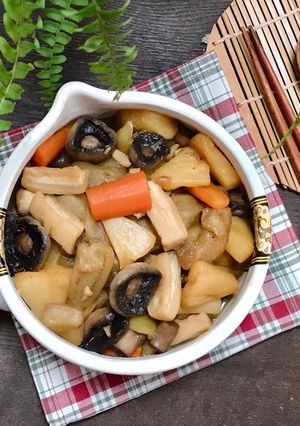 Hình của món 🌱 Rau Củ Thập Cẩm Kho Nước Tương - Món Chay (Vegan).