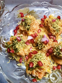 मोनाको बिस्कुट की चटपटी चाट (monaco biscuit ki chatpati chaat recipe in Hindi) रेसिपी मुख्य फोटो
