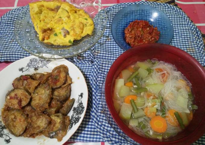 Telur Dadar, Terong Raos, Sop Bihun, Sambal Mateng (Hidangan berbuka simpel 2)