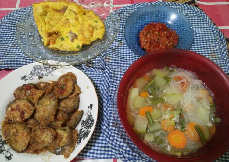 Telur Dadar, Terong Raos, Sop Bihun, Sambal Mateng (Hidangan berbuka simpel 2)