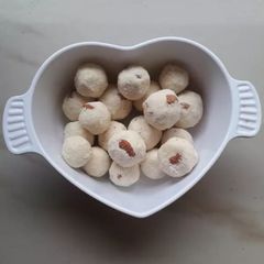 A picture of Rava laddo.