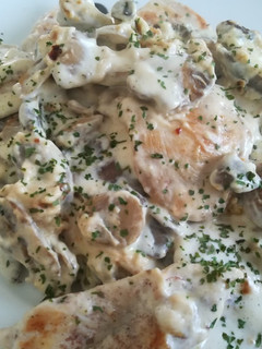 Una foto de Almuerzo rápido(pollo con champiñón y nata)