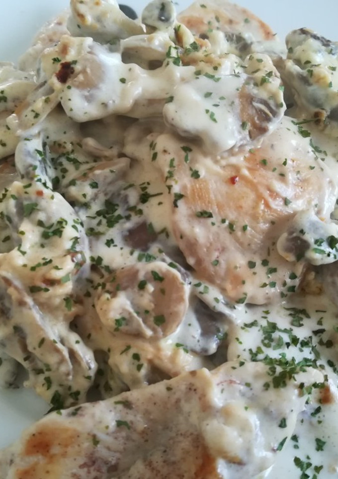 Una foto de Almuerzo rápido(pollo con champiñón y nata)