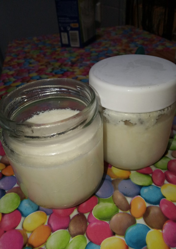 Una foto de Yogures de limón y canela en yogurtera
