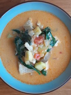 Una foto de Curry rojo de pollo y verduras