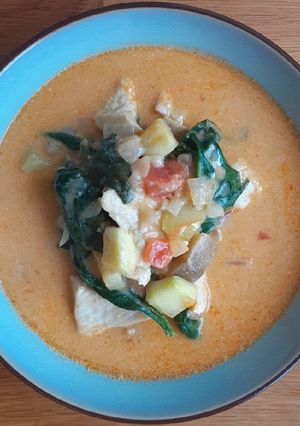 Una foto de Curry rojo de pollo y verduras